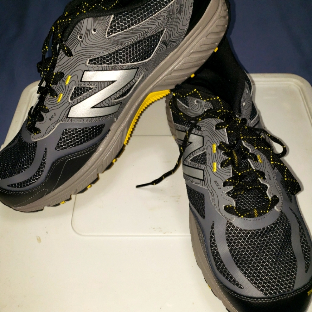 Men's athletic shoe